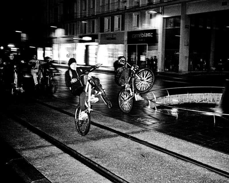 bike, flash, night, bird, flying, wheeling Take offphoto preview