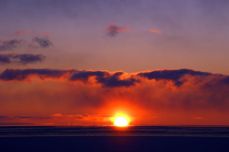 Солнце тонет в зимнем мореphoto preview