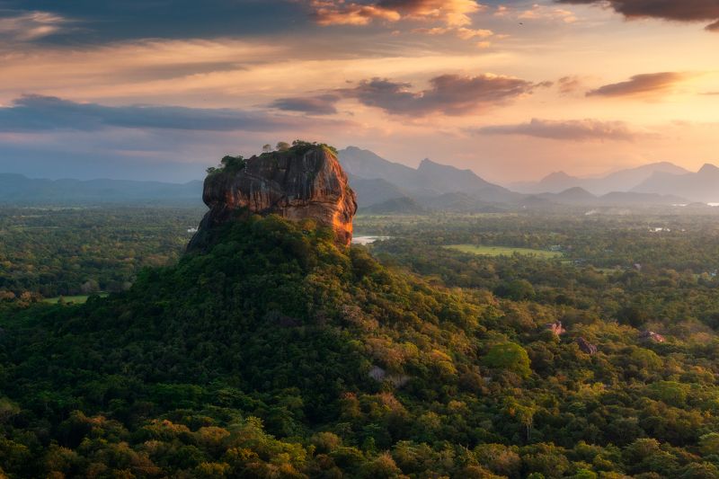 скала, джунгли, вечер, небо Сигирияphoto preview