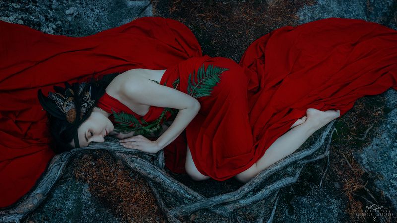 карелья, деревья, красный, девушка, этника, ethnic Карельская нимфа слушает корни древphoto preview