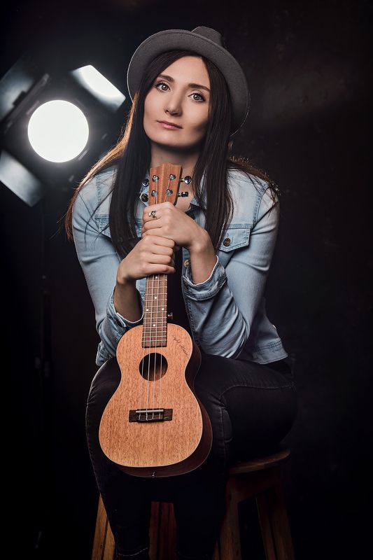 портрет, девушка, укулеле, студия Юлияphoto preview