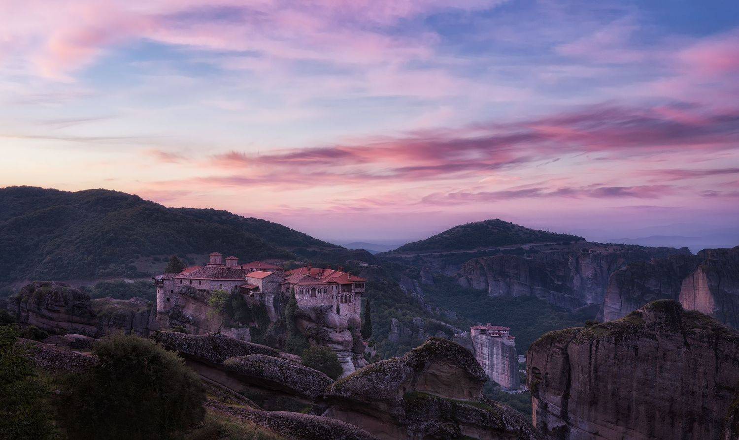 Монастыри Метеор ранним утром / Meteora monasteries early in the morning. Автор: Эрнест Вахеди закат, рассвет, вечер, облака, природа, зелень, горы, холмы, монастырь, метеора, метеоры, греция, sunset, sunrise, evening, trees, rock, rocks, hills, monastery, monasteries, meteora, greece, Эрнест Вахеди