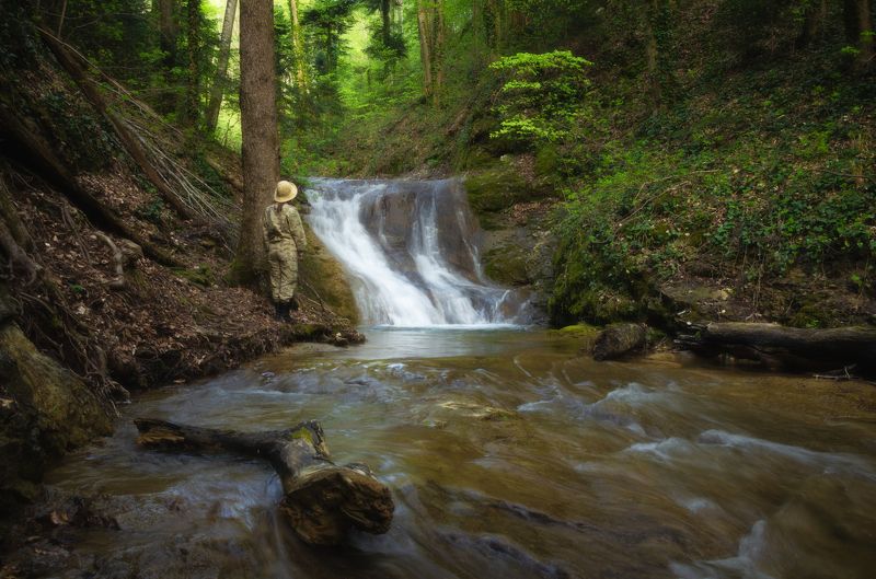 Водопад и человекphoto preview