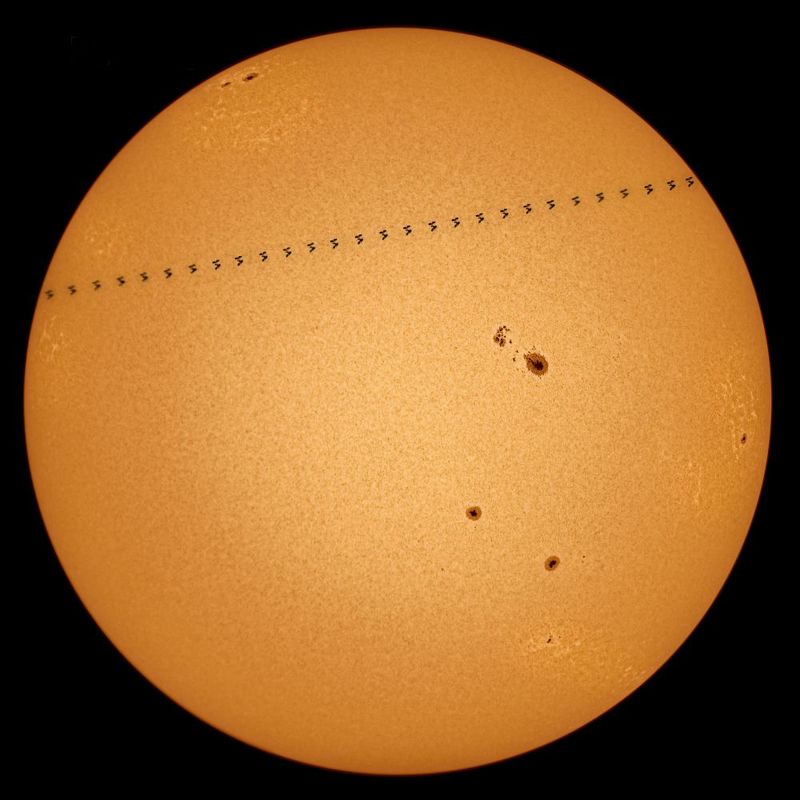 Транзит МКС по диску Солнцаphoto preview