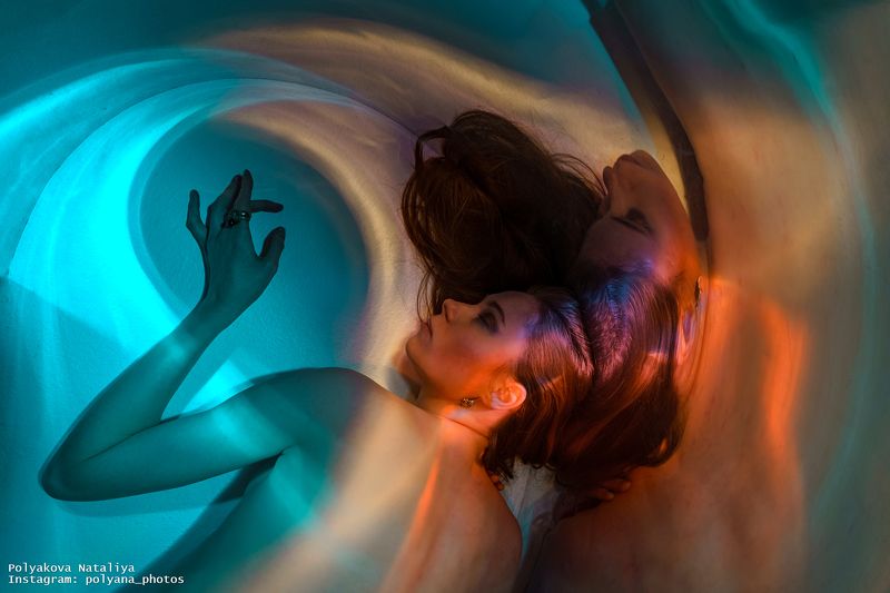 портрет, женский протрет, студия, цвет, зеркало, female Portrait,  Иллюзииphoto preview