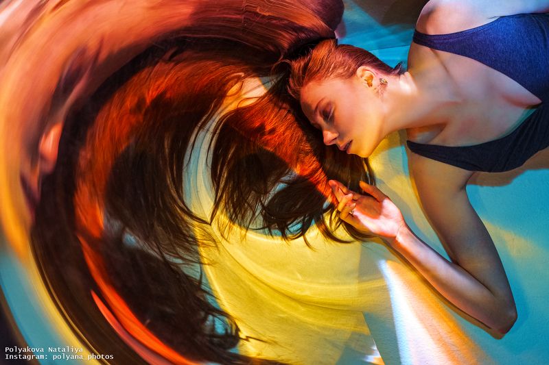 портрет, женский протрет, студия, цвет, зеркало, female Portrait,  Иллюзииphoto preview