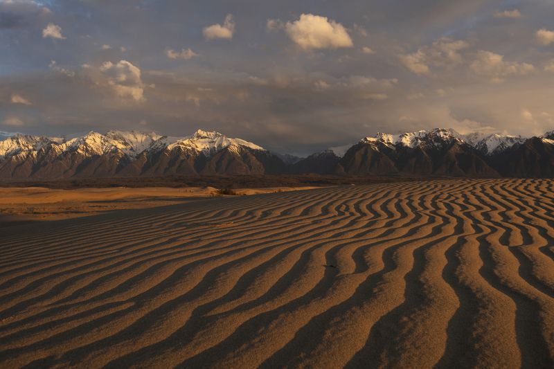 Чарские пески, барханы, песок, горы Чарские пескиphoto preview