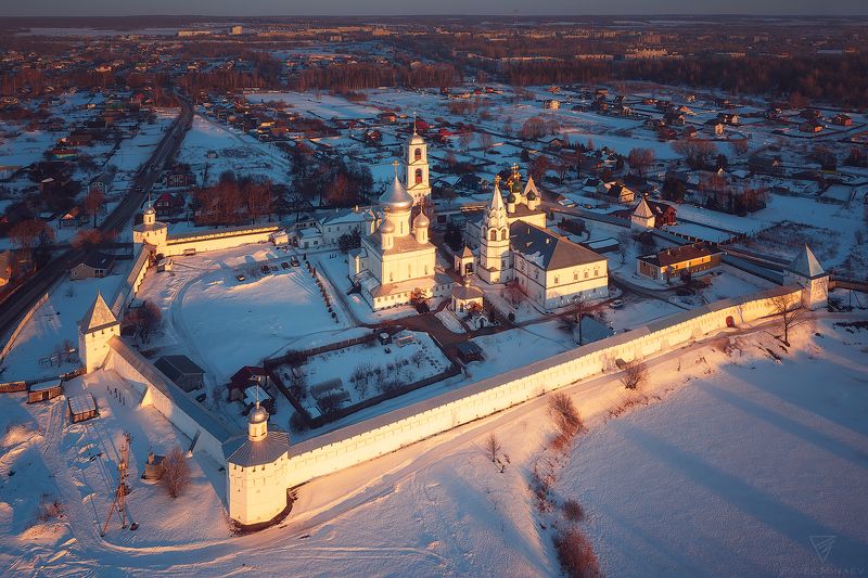 Никитский монастырь на закатеphoto preview