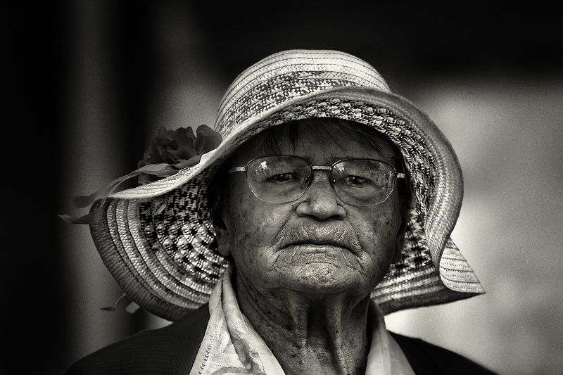 чб фото, уличный портрет, шляпки, женский уличный портрет, золотой возраст Про шляпкиphoto preview