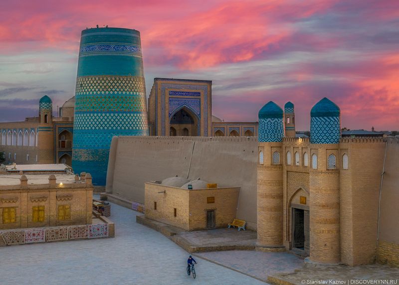 узбекистан, хива Вид на недостроенный минарет в Хивеphoto preview