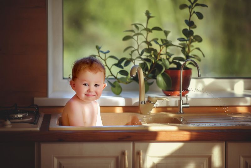 ребенок, раковина, купание, счастье, радость, брызги Малышphoto preview