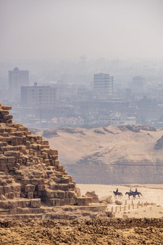 египет каир гиза пирамиды туман  Будни в Гизеphoto preview