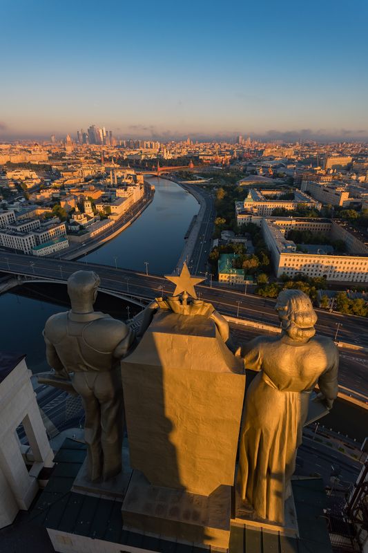 москва архитектура городскойпейзаж cityscapes рассвет утро москвасити Скульптуры Высотки на Котельнической набережнойphoto preview