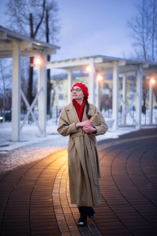 вечер, зима, весна, атмосфера, девушка, студентка, фонарь, улица В свете фонарей фото превью