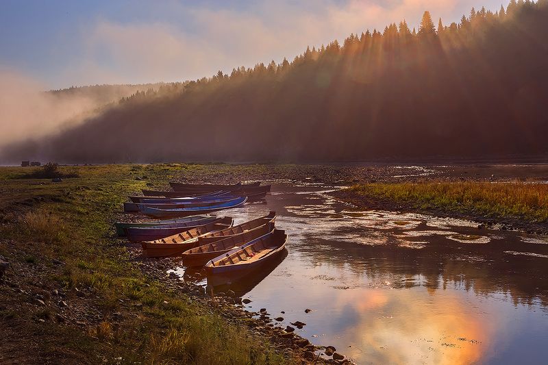 природа, пейзаж, урал, кын, утро, заря, рассвет, лодка, река, горы, лес, туман, солнце, лучи, лодки Луч солнца золотого... фото превью