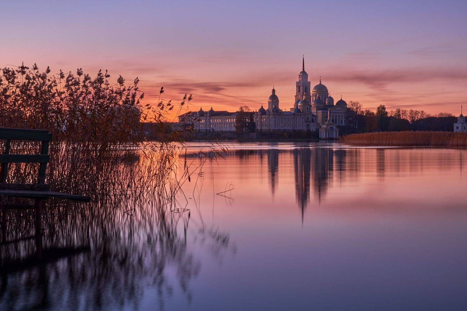 Нило-Столобенская пустынь на Селигере на закате. Автор: Горшков Игорь селигер,закат,нило-столобенская пустынь,озеро,осень,монастырь,архитектура,храм,длинная выдержка, Горшков Игорь