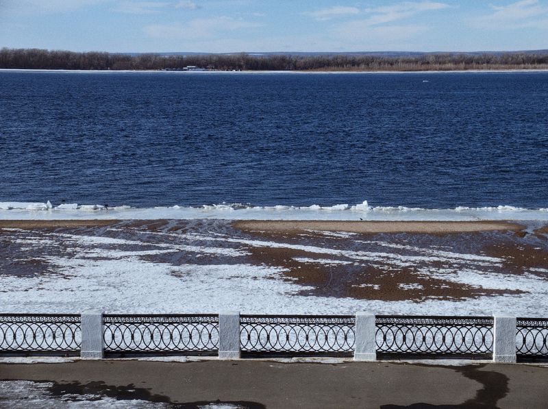 река, весна, набережная Волгаphoto preview