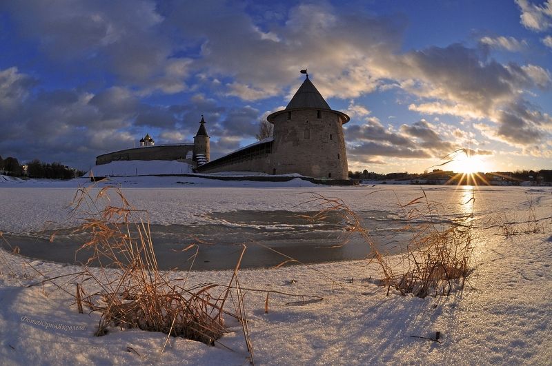 россия.псков.город.весна.вечер.солнце.башня.собор. Мартовский закат.photo preview