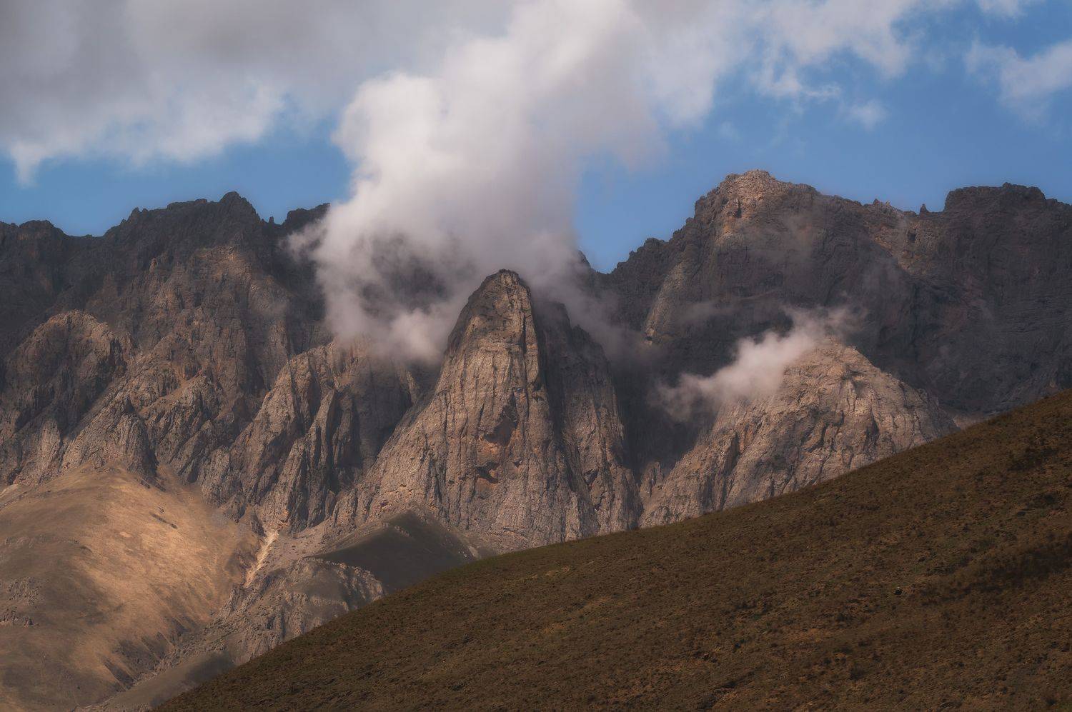 landscape, mountains, nature, gorge, osetia, fog, caucasus, spring, grass, peak, rock, range, осетия, кавказ, горы, пейзаж, туман,, Бугримов Егор