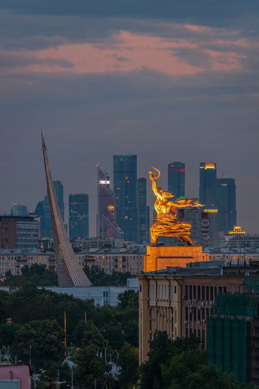 москва moscow Рабочий и Колхозница в простреле на Москва-ситиphoto preview