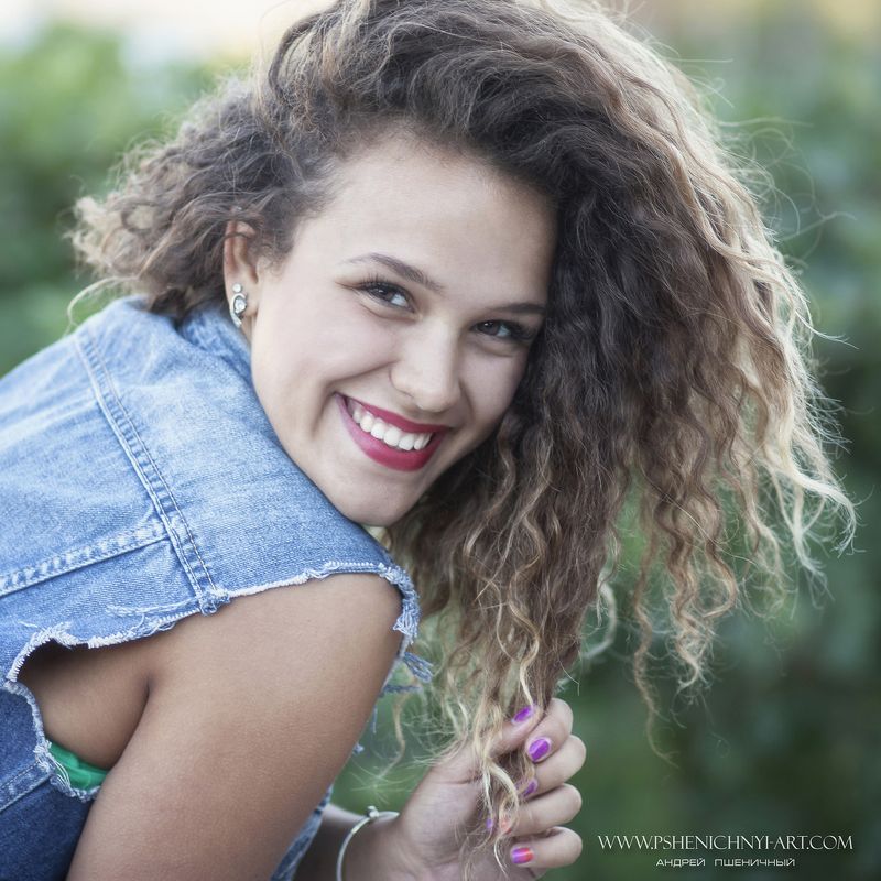 портрет, девушка, женский портрет, крупный план, улыбка Улыбкаphoto preview