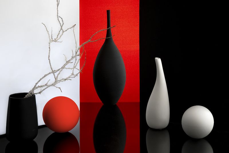 Красно-черно-белая композицияphoto preview