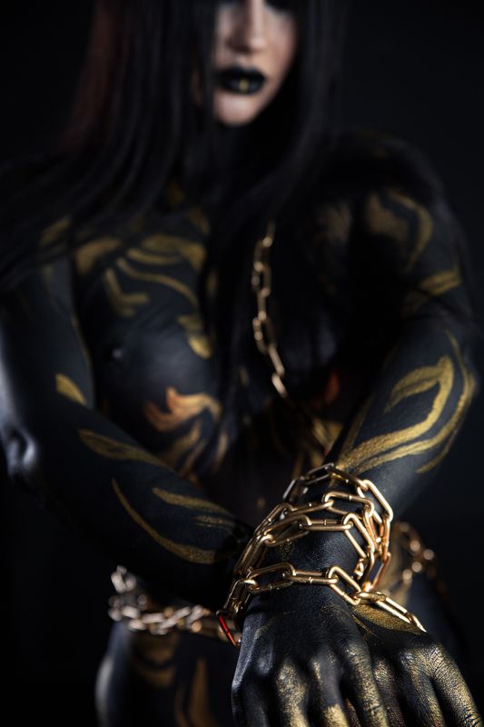 бодиарт ведьма в золотомphoto preview