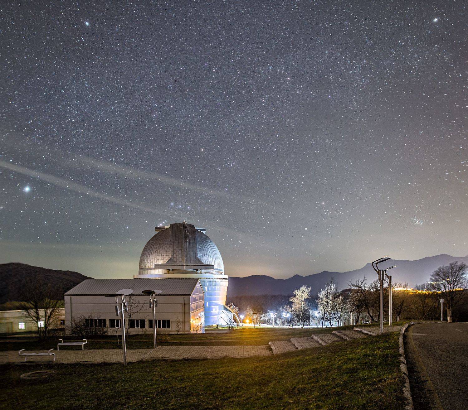 Шамаханская царица. Автор: Евгений Бондарь ШАО, Азербайджан, Шемаха, Пиркули, звезды, ночь, млечный путь, обсерватория, фонари, деревья, пейзаж, дорога, трава, весна, небо, ночь, созвездие, Орион, пояс ориона, купол, забрало, длинная выдержка, горы, Евгений Бондарь