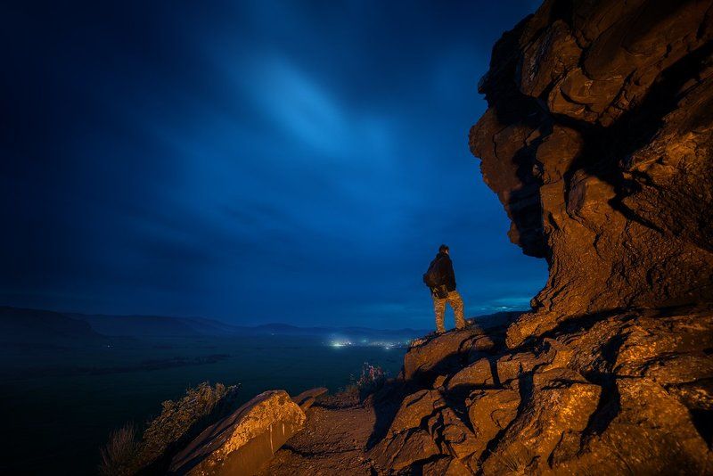 пейзаж, ночь, скалы, горы, рассвет, огни, свет, оранжевый, синий, ждать, Хакасия, Сундуки, Сибирь, природа, фигура, путешествие, огни В ожидании рассветаphoto preview