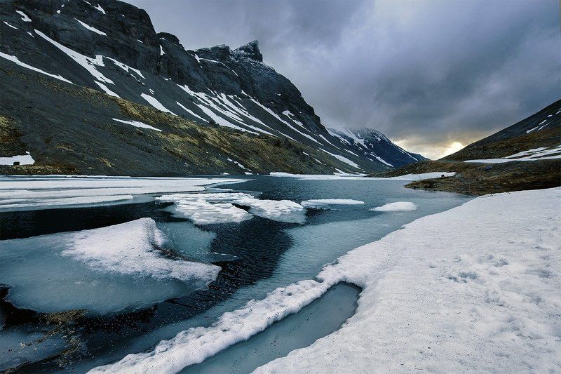 Хибины, озеро, лето, снег, ручей, лед, север, холод, ночь, полярный день, горы, вершина Суровое Хибинское летоphoto preview