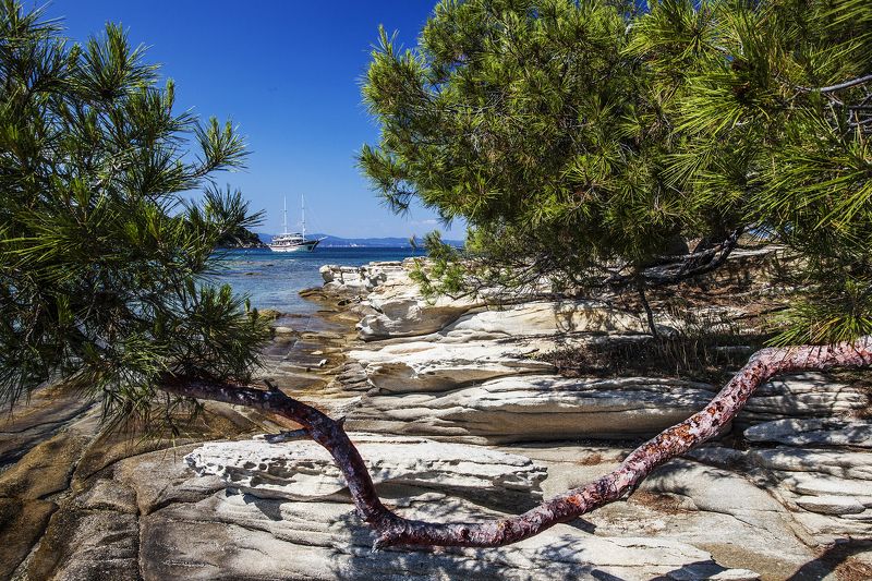 Greece, Halkidiki, Sithonia, blue-green sea, blue sky, white ship rocks. Sithoniaphoto preview