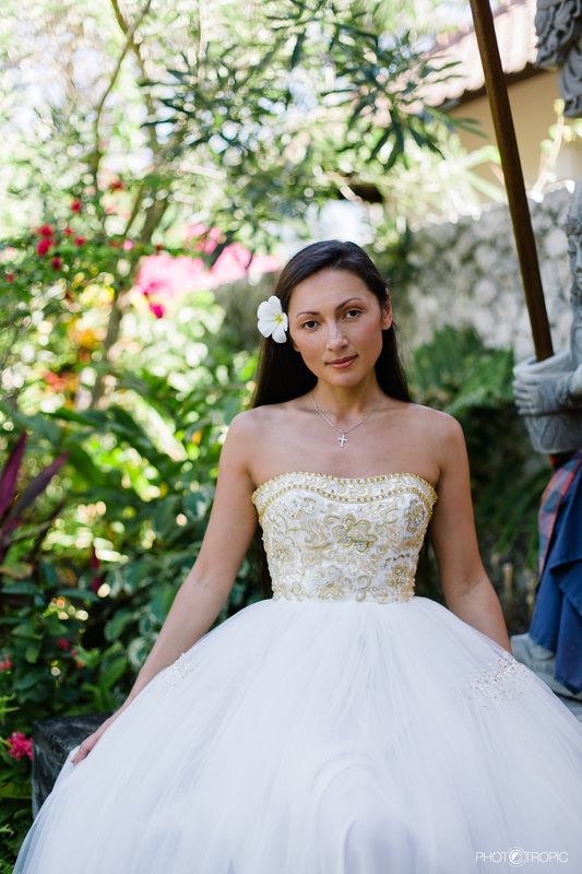 путешествие, свадьба, невеста, образ, девушка, платье, елен цай, elen tsay, бали, wedding, счастьее, нежность, любовь, азиатка, грация, красота, водопад, культура, традиции, красный, ветер, asia photo preview