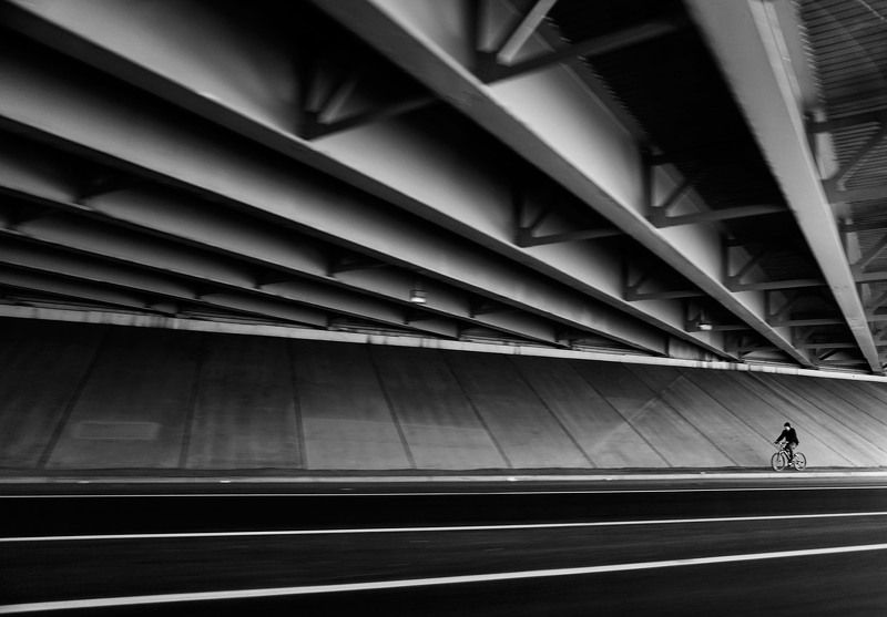 велосипедист, мост, улица, диагонали Диагоналиphoto preview