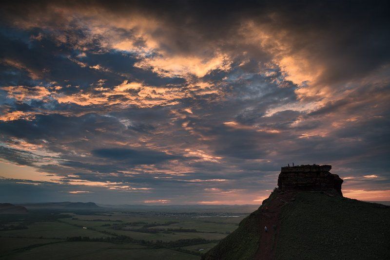 пейзаж, природа, путешествия, восход, утро, раннее, высокий, красивый, большой, небо, облака, степь, холмы, сундуки, горы, гряда, хакасия, сибирь, скала, камни, ритуал, встреча, приветствие Приветствие солнца.photo preview