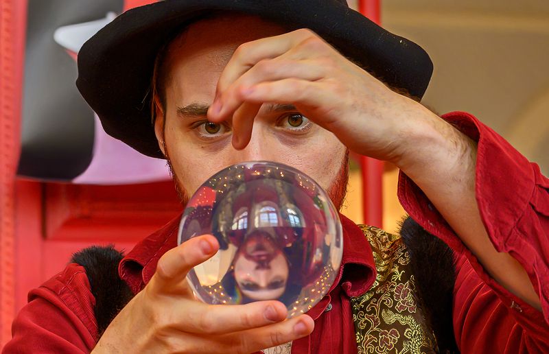 Уличный жонглерphoto preview