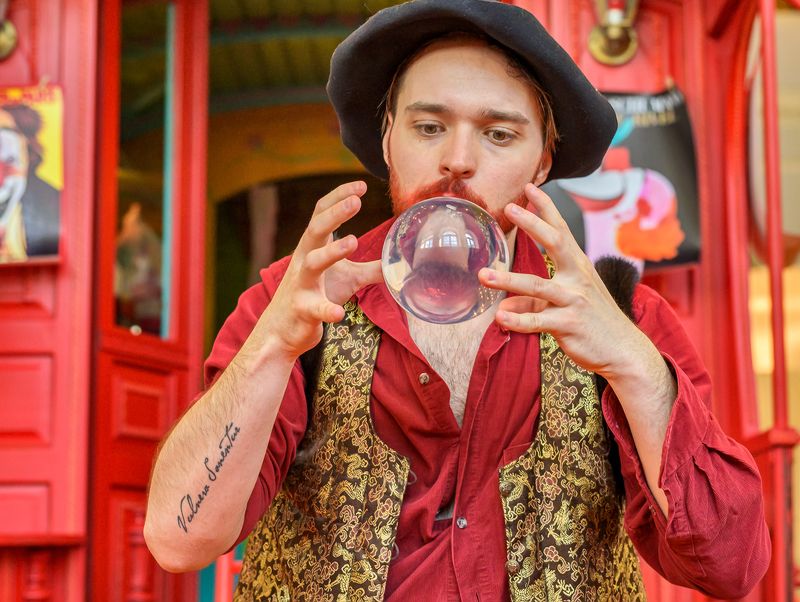 Уличный жонглерphoto preview