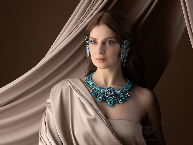 фото украшений, портрет, девушка, летящие драпировки, шелк Съемка для дизайнера украшений ручной работыphoto preview