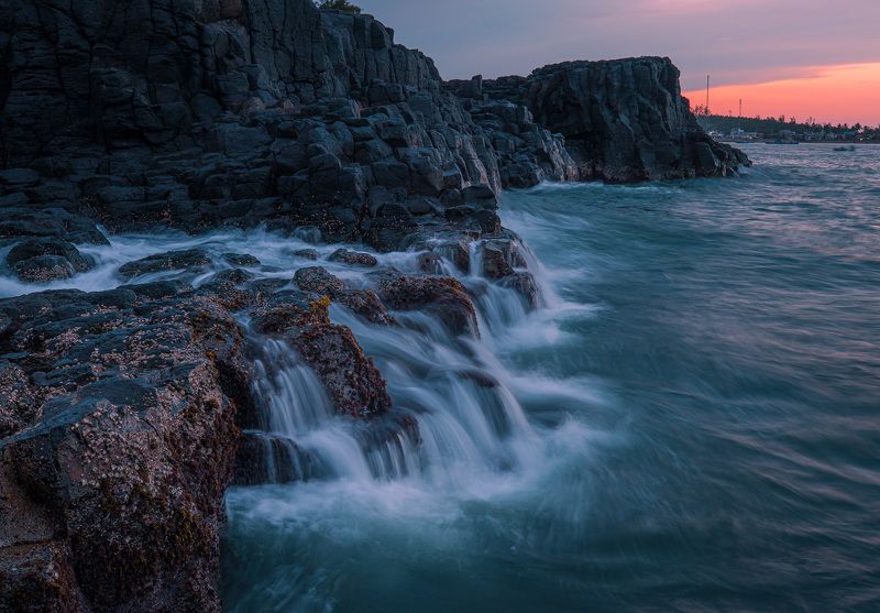Blue Waves on Thach Ky Rocky Shorephoto preview