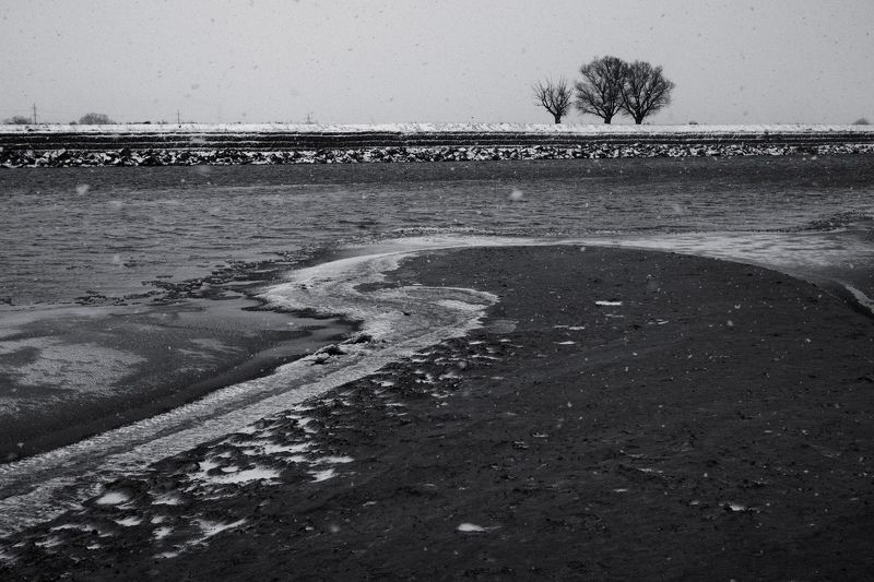 снег, река, чб Ледяная линияphoto preview