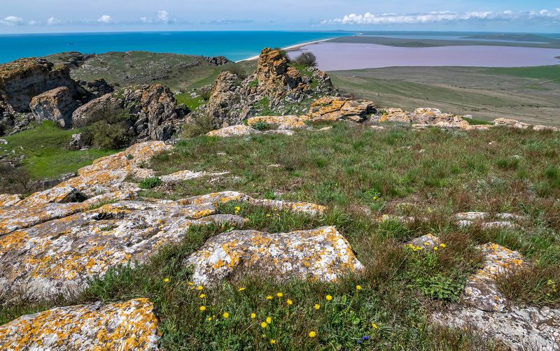 опук, опукский заповедник, кояшское озеро, весна Вид с горы Опук на Черное море и розовое Кояшское озероphoto preview