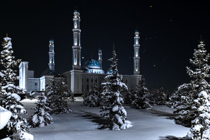 млечный путь, звезды, космос, ночь, длинная выдержка, canon, пейзаж, деревья, дом, город, астрофото, зима, снег, созвездие, орион, бетельгейзе, пояс, меч, купол, полумесяц, мусульманство, мечеть, елки Восточная зимняя сказкаphoto preview
