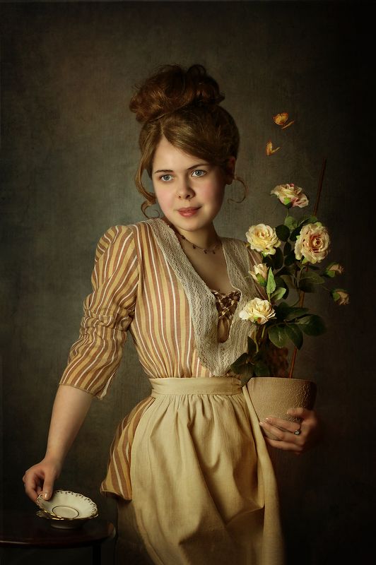 Девушка с горшком розphoto preview