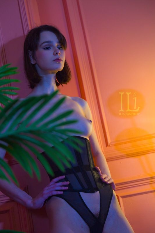 Портрет, ню, пальма, розовый Портрет в розовых оттенкахphoto preview