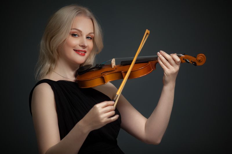 Portrait of woman playing violinphoto preview