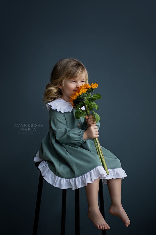 девочка, цветы, подсолнухи, студия, весна, портрет, зеленый, платье, детская фотография, ребенок Sofiaphoto preview