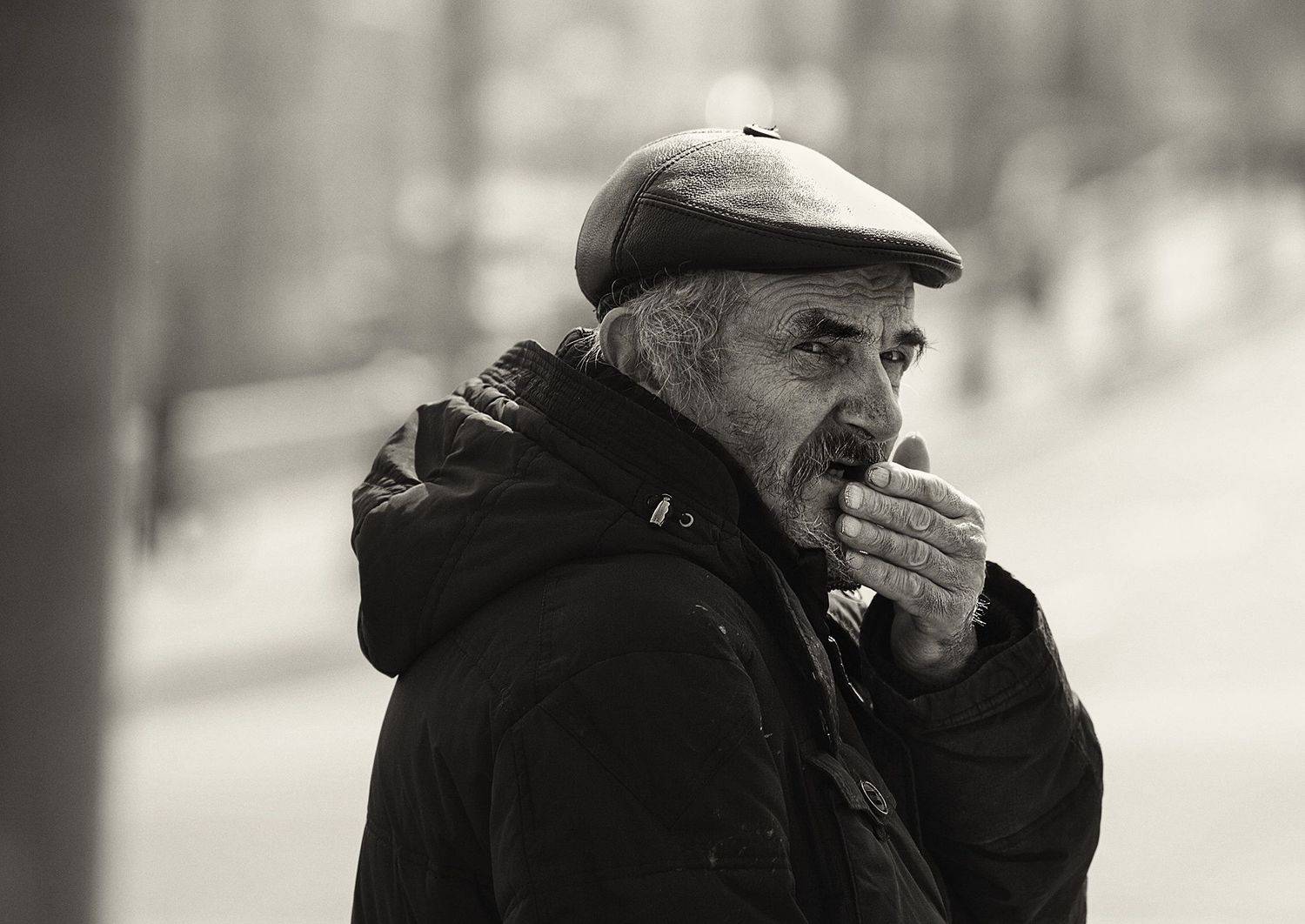 чб фото, уличный мужской портрет, прохожий, Vera Trandina