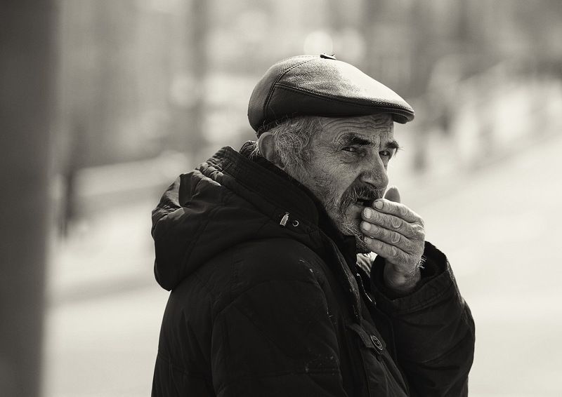 чб фото, уличный мужской портрет, прохожий Прохожийphoto preview