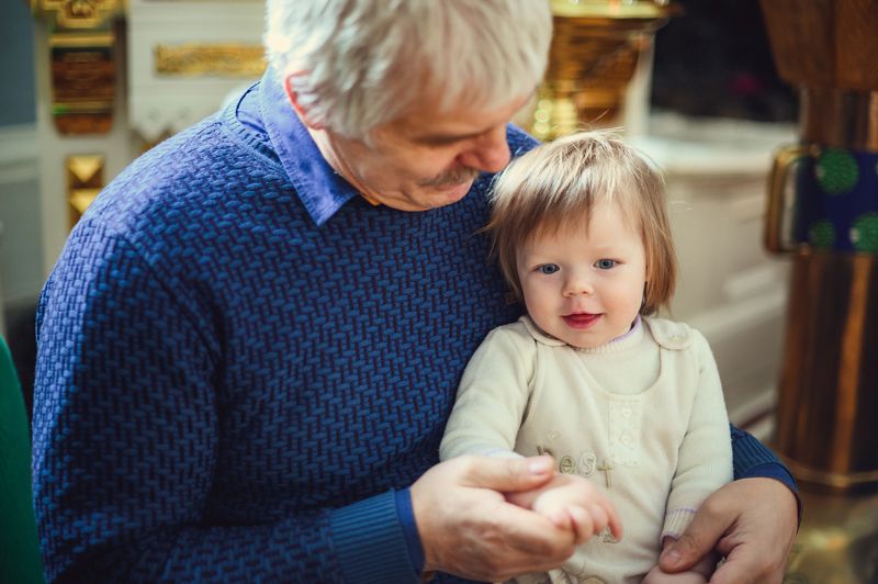 крещение, ребенок, храм, церковь, крещение ребенка, фотографии крещения С дедушкойphoto preview