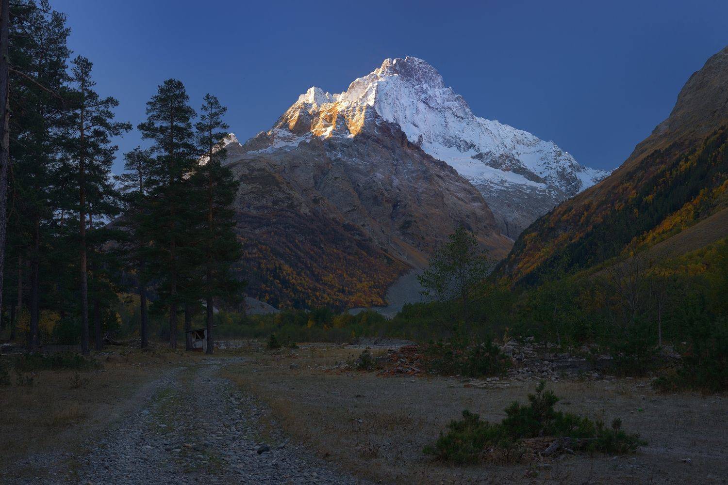 Аксаут рассвет. Автор: Александр Жарников горы осень аксаут, Александр Жарников
