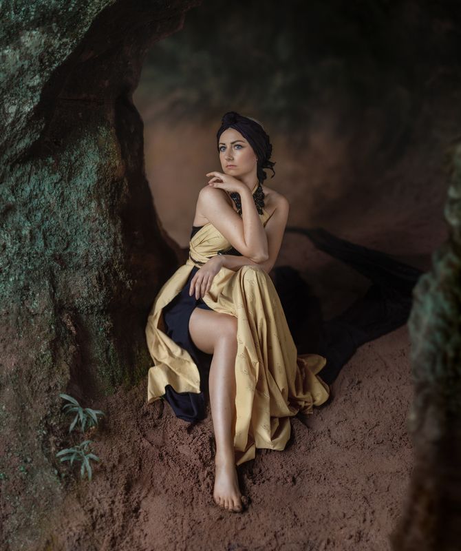 Шаманка, девушка, пищера, горы, задумчивость Шаманкаphoto preview